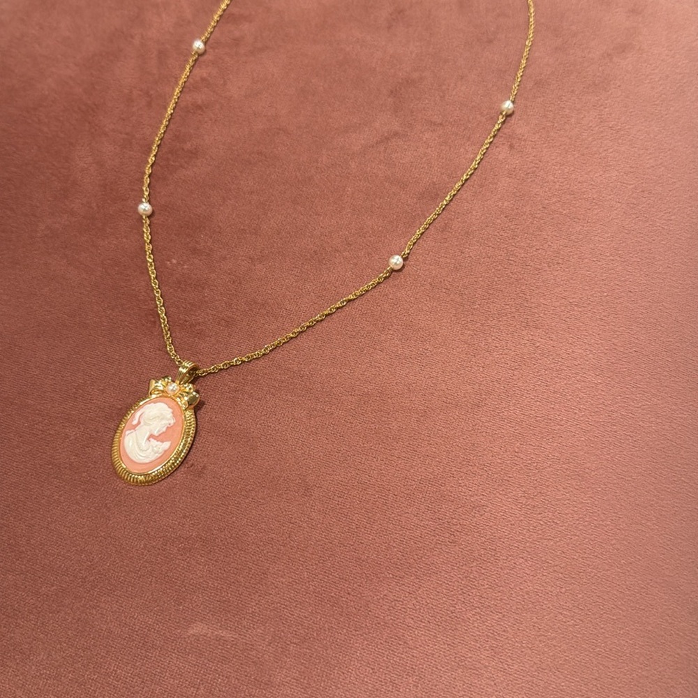 Elegant Vintage Gold Cameo Pendant Necklace. - Picture 4 of 5